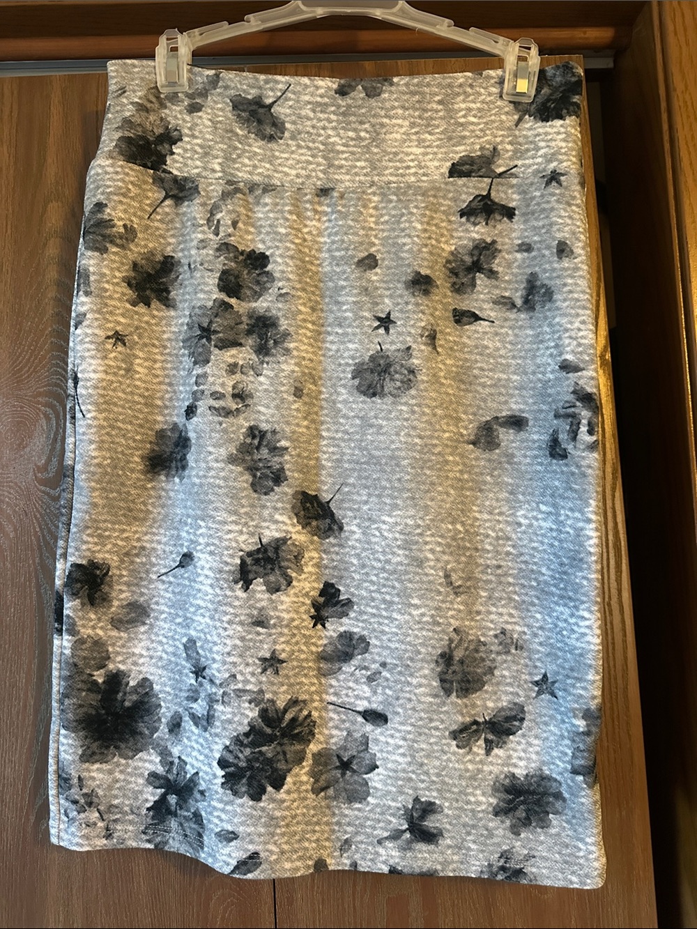 Floral Print A-Line Midi-Skirt pencil in Light Gray and Black size M